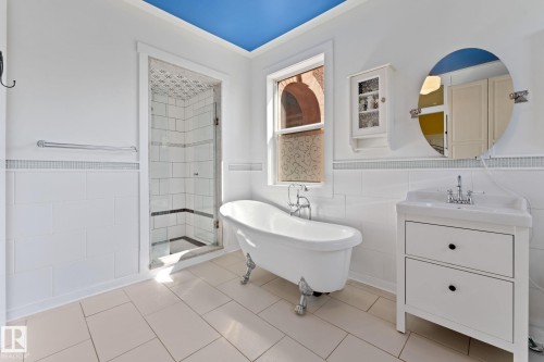 53341 Hwy 21, Rural Strathcona County, AB - Indoor Photo Showing Bathroom