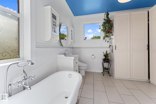53341 Hwy 21, Rural Strathcona County, AB - Indoor Photo Showing Bathroom