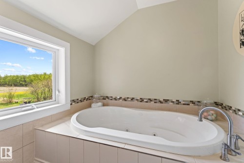 53341 Hwy 21, Rural Strathcona County, AB - Indoor Photo Showing Bathroom