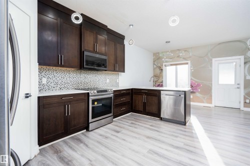 2021 15 Avenue, Edmonton, AB - Indoor Photo Showing Kitchen With Stainless Steel Kitchen With Upgraded Kitchen