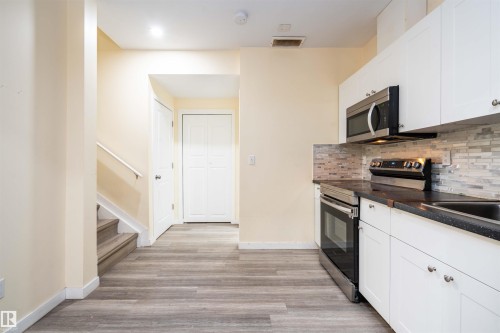 2021 15 Avenue, Edmonton, AB - Indoor Photo Showing Kitchen