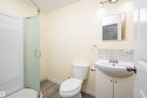 2021 15 Avenue, Edmonton, AB - Indoor Photo Showing Bathroom