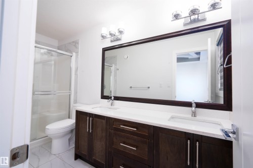 2021 15 Avenue, Edmonton, AB - Indoor Photo Showing Bathroom