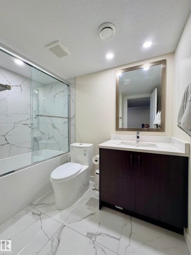 21340 51 Avenue, Edmonton, AB - Indoor Photo Showing Bathroom