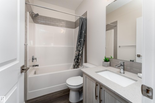 2120 Muckleplum Crescent, Edmonton, AB - Indoor Photo Showing Bathroom