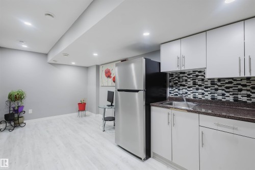 1747 27 Street Nw, Edmonton, AB - Indoor Photo Showing Kitchen