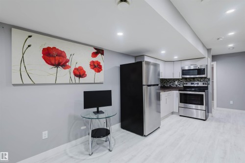 1747 27 Street Nw, Edmonton, AB - Indoor Photo Showing Kitchen