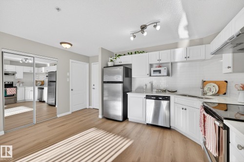 7126 7327 South Terwillegar Drive, Edmonton, AB - Indoor Photo Showing Kitchen With Upgraded Kitchen