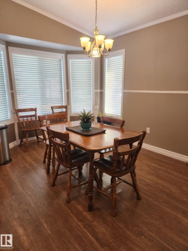 The room features neutral-toned carpet, a window with horizontal blinds, and a ceiling light fixture - 46 Willow Park Estates, Leduc, AB - Indoor