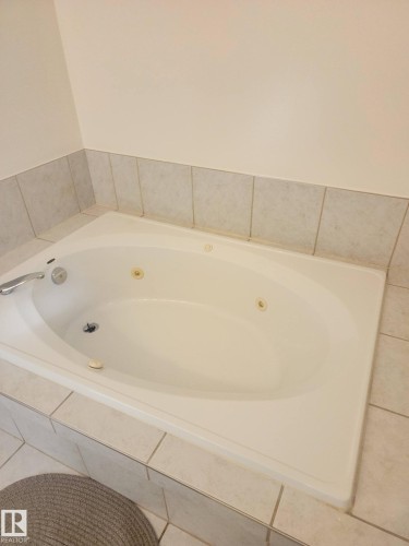 Relaxing built-in jetted bathtub with a tiled surround - 46 Willow Park Estates, Leduc, AB - Indoor Photo Showing Bathroom