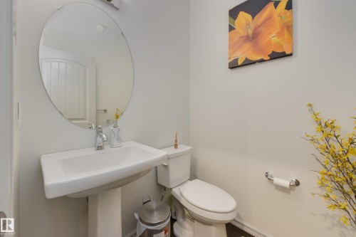 1717 Dumont Crescent, Edmonton, AB - Indoor Photo Showing Bathroom
