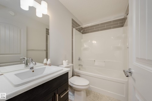 1717 Dumont Crescent, Edmonton, AB - Indoor Photo Showing Bathroom
