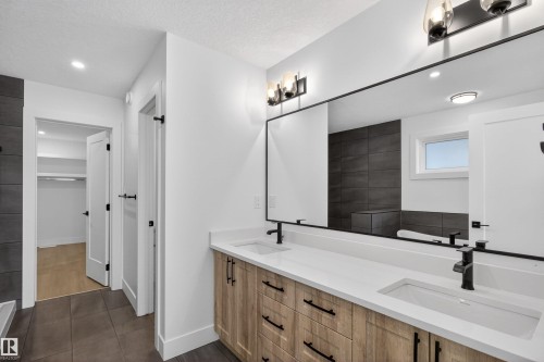 16512 34 Avenue, Edmonton, AB - Indoor Photo Showing Bathroom