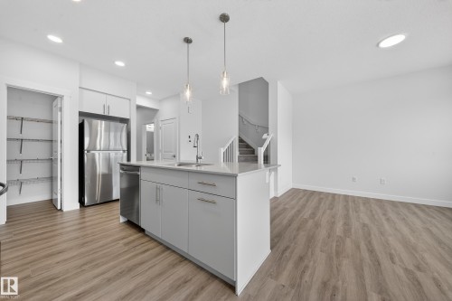 8515 181 Avenue, Edmonton, AB - Indoor Photo Showing Kitchen With Upgraded Kitchen