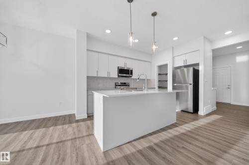 8515 181 Avenue, Edmonton, AB - Indoor Photo Showing Kitchen With Upgraded Kitchen