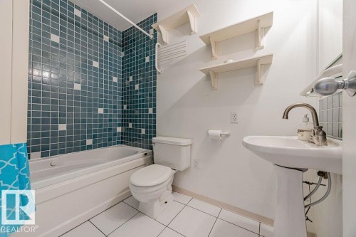 8005 27 Avenue, Edmonton, AB - Indoor Photo Showing Bathroom