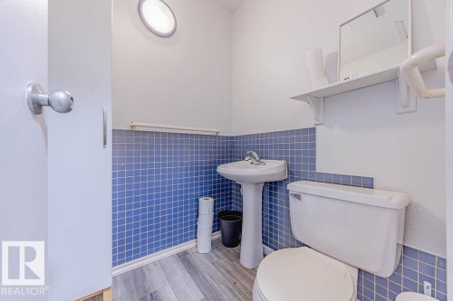 8005 27 Avenue, Edmonton, AB - Indoor Photo Showing Bathroom