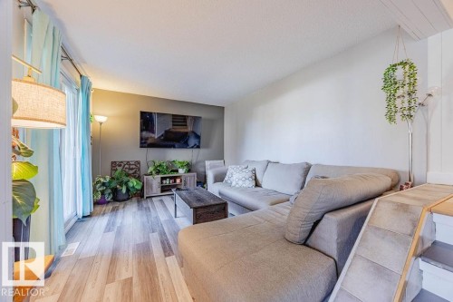 8005 27 Avenue, Edmonton, AB - Indoor Photo Showing Living Room