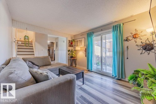 8005 27 Avenue, Edmonton, AB - Indoor Photo Showing Living Room