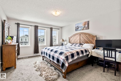 The property features a bright room with light grey walls and carpeted flooring - 483 Ebbers Way Nw, Edmonton, AB - Indoor Photo Showing Bedroom