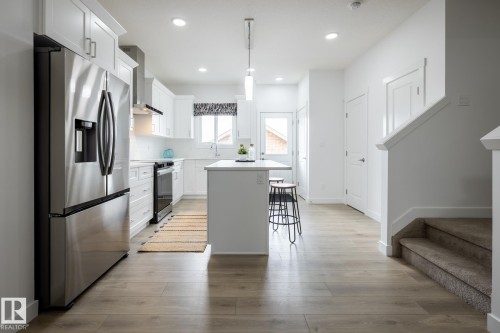 299 Elliott Wynd, Fort Saskatchewan, AB - Indoor Photo Showing Kitchen With Upgraded Kitchen