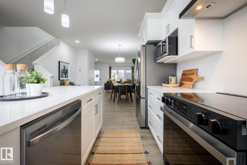 299 Elliott Wynd, Fort Saskatchewan, AB - Indoor Photo Showing Kitchen With Upgraded Kitchen