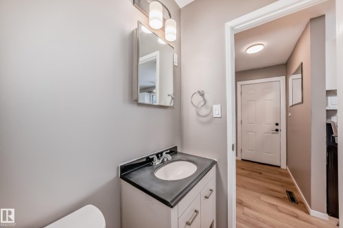 6808 149 Avenue, Edmonton, AB - Indoor Photo Showing Bathroom