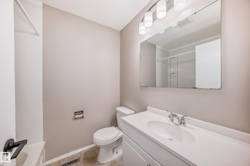 6808 149 Avenue, Edmonton, AB - Indoor Photo Showing Bathroom