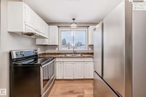 6808 149 Avenue, Edmonton, AB - Indoor Photo Showing Kitchen With Double Sink
