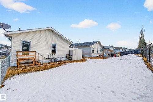 The property features a spacious yard with a chain link fence and a back deck - 1727 Jubilee Loop, Sherwood Park, AB - Outdoor With Exterior