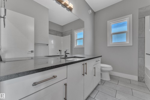 2615 21 Avenue, Edmonton, AB - Indoor Photo Showing Bathroom