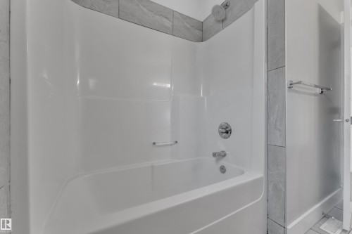 2615 21 Avenue, Edmonton, AB - Indoor Photo Showing Bathroom