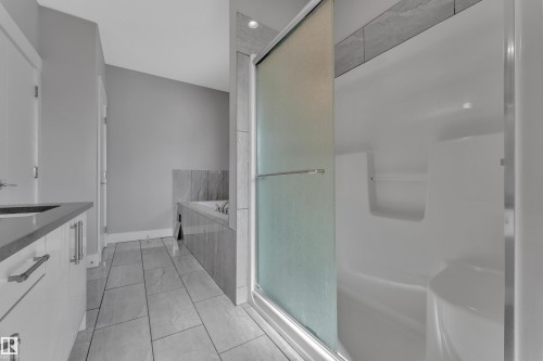 2615 21 Avenue, Edmonton, AB - Indoor Photo Showing Bathroom