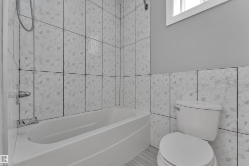 2615 21 Avenue, Edmonton, AB - Indoor Photo Showing Bathroom