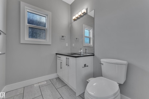 2615 21 Avenue, Edmonton, AB - Indoor Photo Showing Bathroom