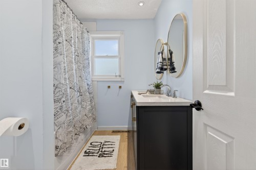 10366 148 Street, Edmonton, AB - Indoor Photo Showing Bathroom