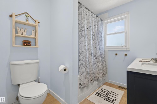 10366 148 Street, Edmonton, AB - Indoor Photo Showing Bathroom