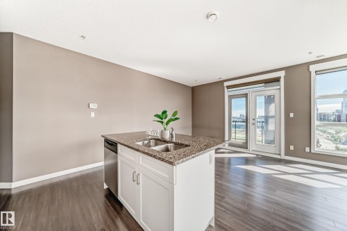 504 10518 113 Street, Edmonton, AB - Indoor Photo Showing Kitchen With Double Sink With Upgraded Kitchen