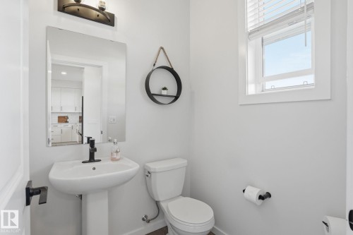 7012 54 Avenue, Beaumont, AB - Indoor Photo Showing Bathroom