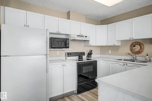411 65 Gervais Road, St. Albert, AB - Indoor Photo Showing Kitchen With Double Sink