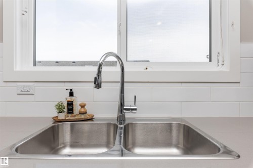1170 Rosenthal Boulevard, Edmonton, AB - Indoor Photo Showing Kitchen With Double Sink