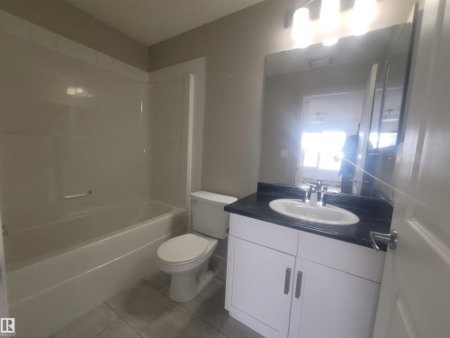 435 5515 7 Avenue, Edmonton, AB - Indoor Photo Showing Bathroom