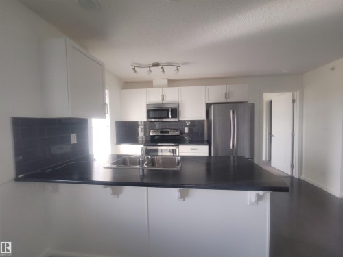 435 5515 7 Avenue, Edmonton, AB - Indoor Photo Showing Kitchen