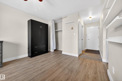 Edmonton, AB - Indoor Photo Showing Other Room