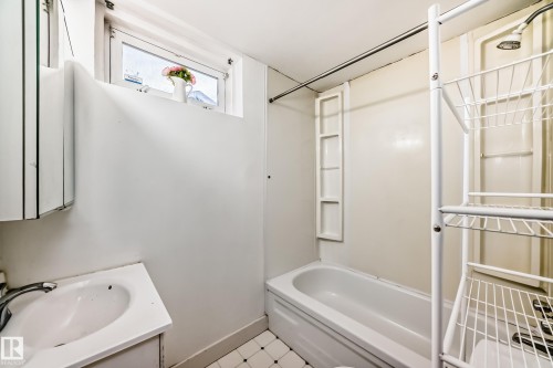 12824 134 Avenue, Edmonton, AB - Indoor Photo Showing Bathroom