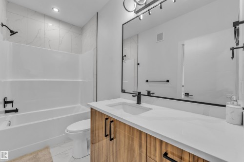 16115 34 Avenue, Edmonton, AB - Indoor Photo Showing Bathroom