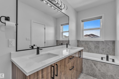 16115 34 Avenue, Edmonton, AB - Indoor Photo Showing Bathroom