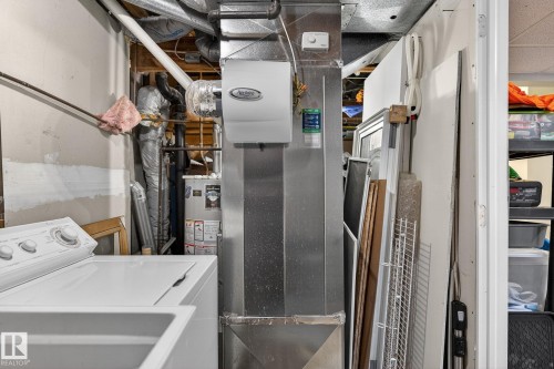 Laundry area featuring a top-loading washing machine and a utility sink - 1873 151 Avenue, Edmonton, AB - Indoor Photo Showing Laundry Room