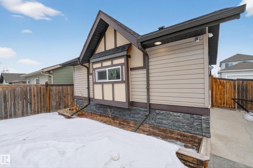 The property features a private yard with a wooden fence and a bay window on the exterior - 1522 Chapman Way, Edmonton, AB - Outdoor With Exterior