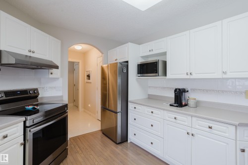 11660 15 Avenue Nw, Edmonton, AB - Indoor Photo Showing Kitchen